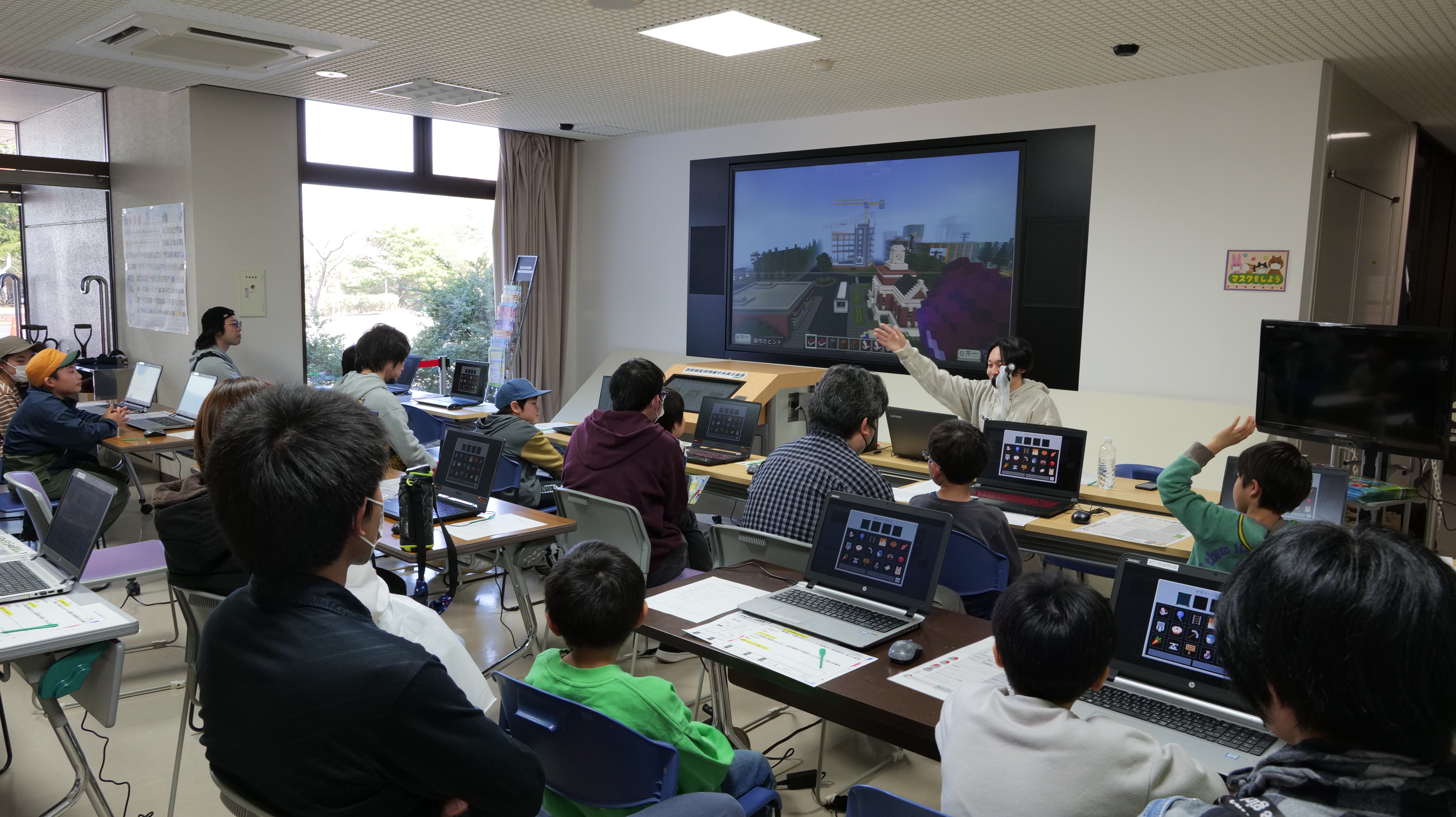 生徒が学修成果を発表している様子