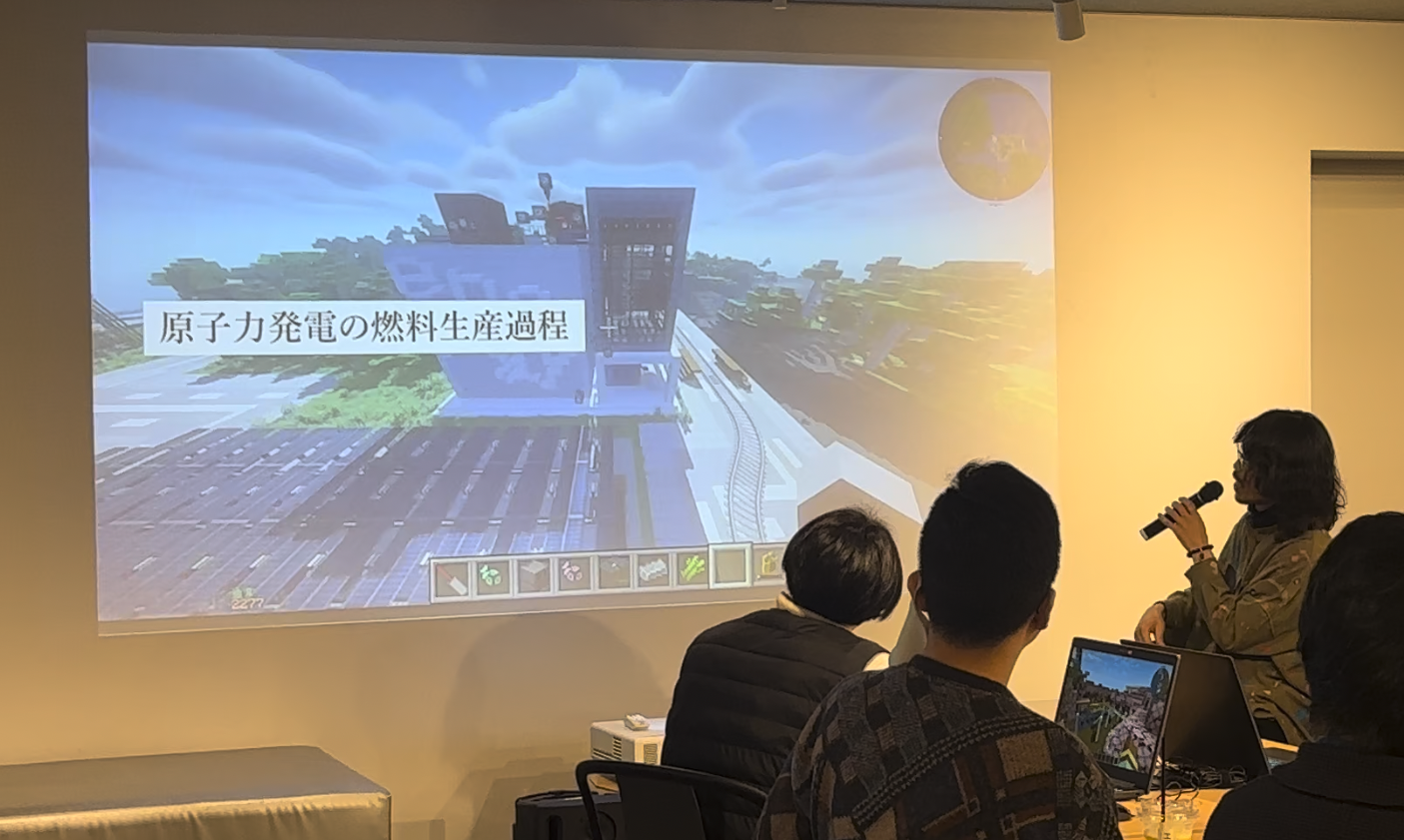 生徒たちが実験やデータ分析を行う様子